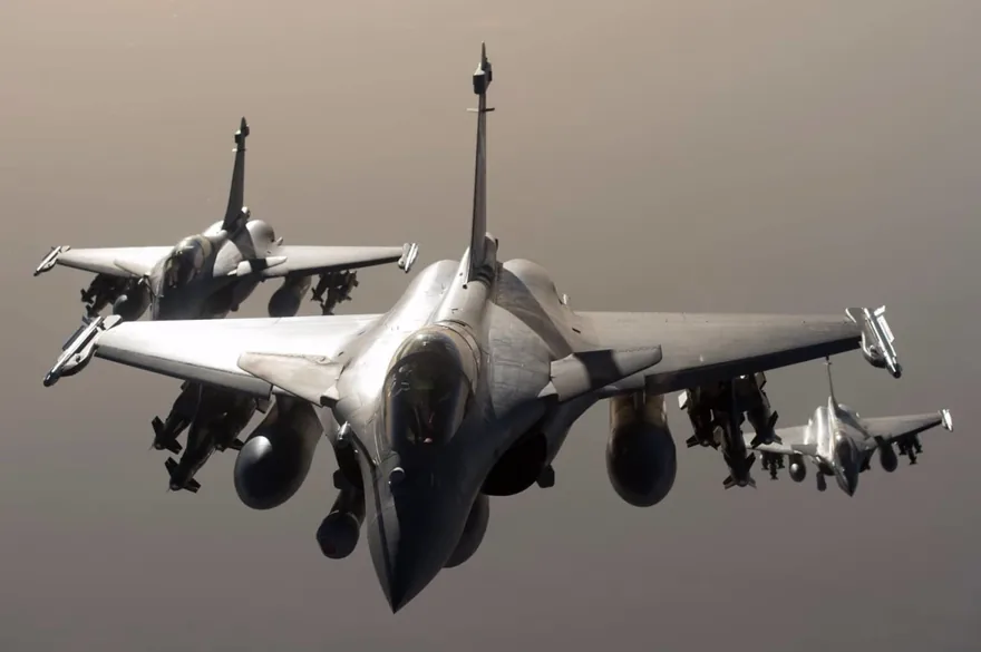 Trois avions de combat Rafale en vol en formation serrée